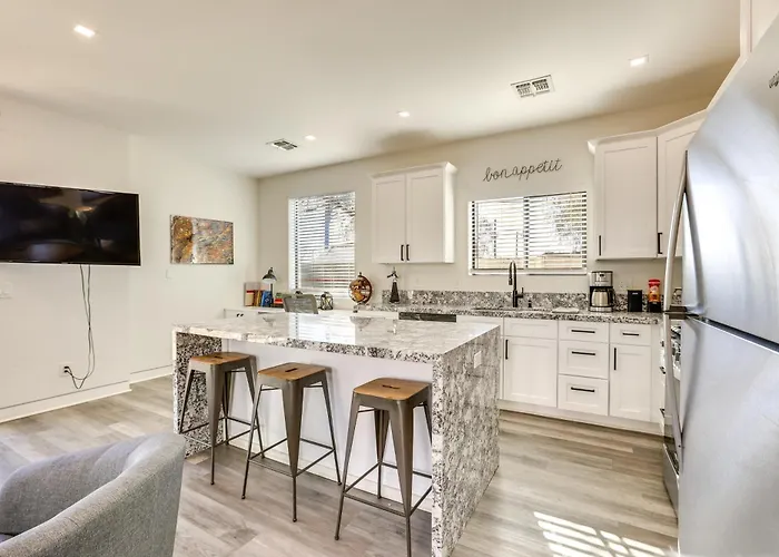 Apartamento 2 Mi To Dtwn Phoenix: Sleek W/ Fenced Yard! Phoenix