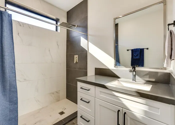 Apartamento 2 Mi To Dtwn Phoenix: Sleek W/ Fenced Yard!