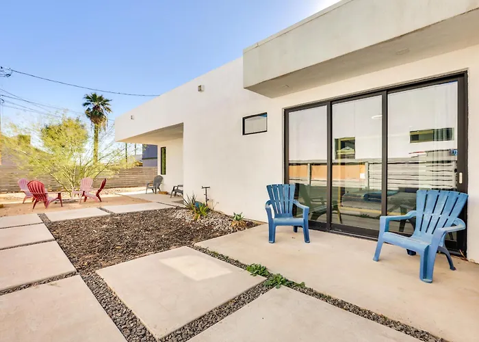 2 Mi To Dtwn Phoenix: Sleek W/ Fenced Yard! *