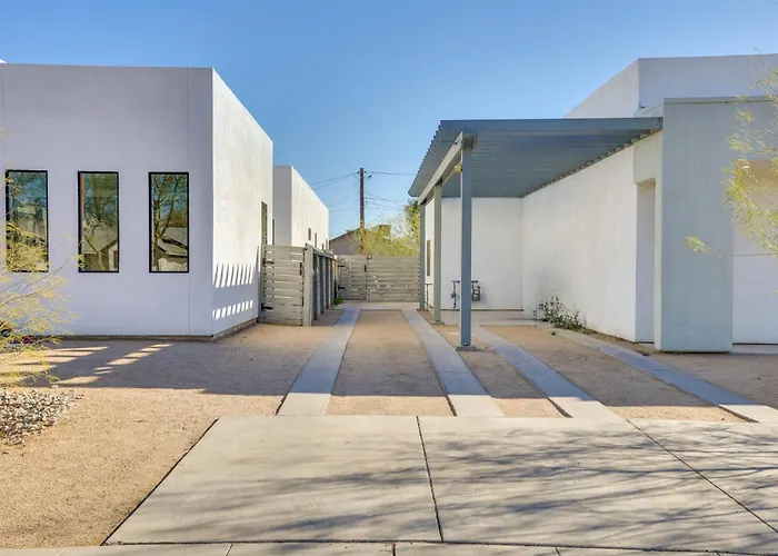 2 Mi To Dtwn Phoenix: Sleek W/ Fenced Yard!