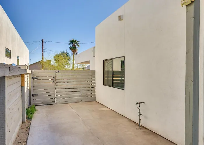 2 Mi To Dtwn Phoenix: Sleek W/ Fenced Yard! *